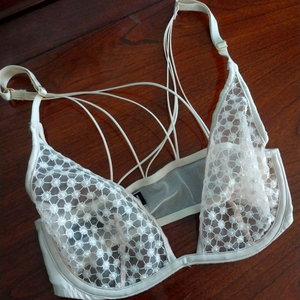 NWOT Victoria's Secret Elegant Lace Bralette in Cream